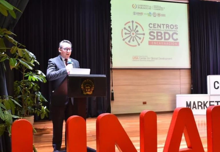 Gustavo Gimémez, viceministro de Mipymes, durante la inauguración del Centro de Desarrollo Empresarial en la sede de la UNAE, en Encarnación.