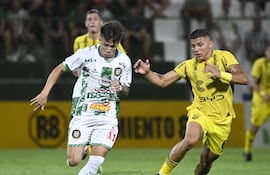 Juan José Giménez (i), futbolista de Rubio Ñu, disputa el balón en un partido frente a Recoleta FC por la tercera fecha del torneo Apertura 2026 de la Primera División de Paraguay en el estadio La Arboleda, en Asunción, Paraguay.