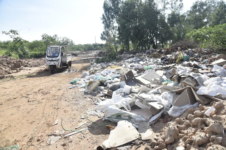 Predio de la Costanera Norte volvió a convertirse en un "mini cateura". En la imagen se observa a uno de los motocarros que llega hasta el sitio para descargar desperdicios.