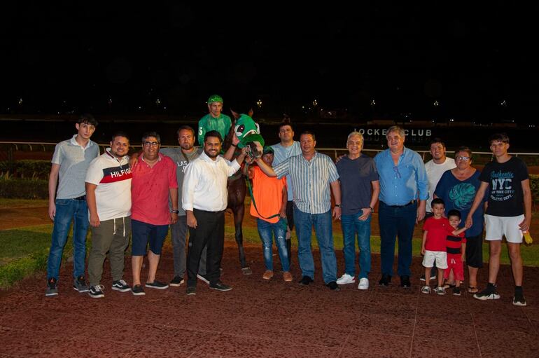 Gran muchachada de la caballeriza Don Rubí, para recibir en el “pesaje” a Súper Realismo.