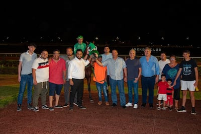 La gente de Don Rubí ya celebra como el stud más ganador del año. Aquí reciben al pingo Súper Realismo.