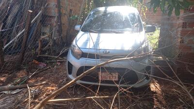 El vehículo recuperado ayer durante un allanamiento realizado en el barrio San Miguel de Ciudad del Este.