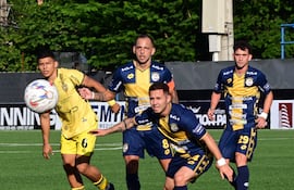 José Antonio Espínola (6), de Reco, disputa el balón con Sergio Mendoza (14), Luis de la Cruz (8) y Tomás Rayer (29), del Triqui.