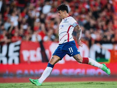 El paraguayo Adam Bareiro, jugador de San Lorenzo de Almagro, define para el gol del empate en el partido ante Newell's por la Copa de la Liga Profesional en el estadio Marcelo Bielsa, en Rosario, Argentina.