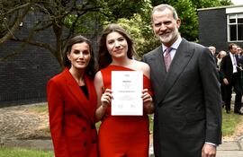 Los reyes Felipe VI y Letizia junto a la infanta Sofía tras su graduación en el UWC Atlantic College de Gales.
