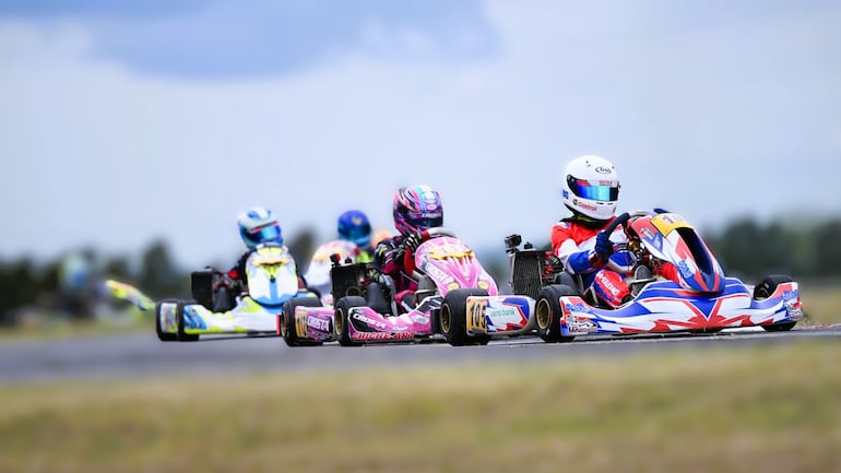 Seba Galeano (#105) tuvo suerte dispar en la Junior. Clasificó 2º, ganó las mangas 1 y 2; en la 3 y final lo chocaron y quedó relegado.