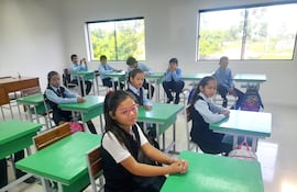 Una de las salas refaccionadas y climatizadas de la escuela San Miguel del distrito de Fuerte Olimpo.