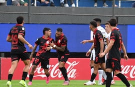Los jugadores de Sportivo Ameliano celebran un gol en el partido frente a Olimpia por la fecha 19 del torneo Apertura 2026 de la Primera División de Paraguay en el estadio Defensores del Chaco, en Asunción, Paraguay.