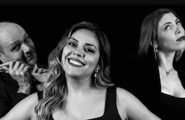 Mujer de cabello ondulado sonríe en el centro, mientras una mujer de cabello lacio tiene una expresión pensativa y un hombre a la izquierda hace un gesto humorístico.