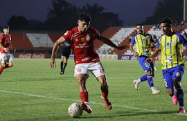 Juan León Mallorquín y Deportivo Capiatá disputaron uno de los juegos que iniciaron la Fecha 21 del torneo de la División Intermedia, este viernes.
