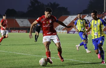 Juan León Mallorquín y Deportivo Capiatá disputaron uno de los juegos que iniciaron la Fecha 21 del torneo de la División Intermedia, este viernes.