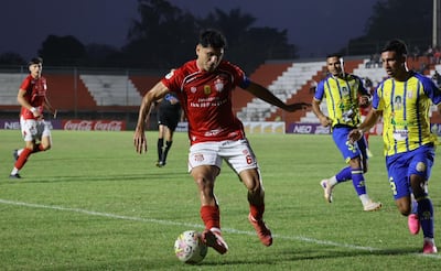 Juan León Mallorquín y Deportivo Capiatá disputaron uno de los juegos que iniciaron la Fecha 21 del torneo de la División Intermedia, este viernes.