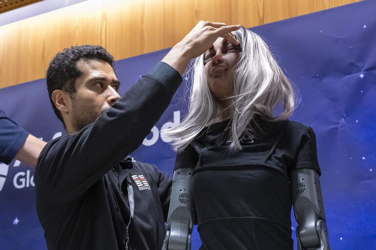 Un técnico endereza la cabeza de la robot Mika.