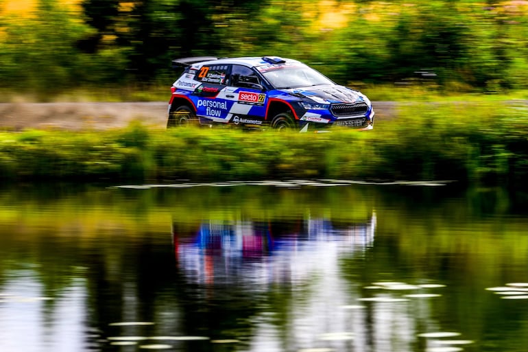 Una postal del Rally de FInlandia con Fau Zaldívar, Marcelo der Ohannesian y el Škoda Fabia RS Rally2, del Raceseven.