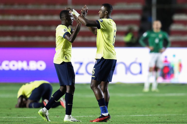 Los jugadores de Ecuador celebran el triunfo sobre Bolivia en un partido de las Eliminatorias Sudamericanas al Mundial 2026, en el estadio Hernando Siles, en La Paz, Bolivia.