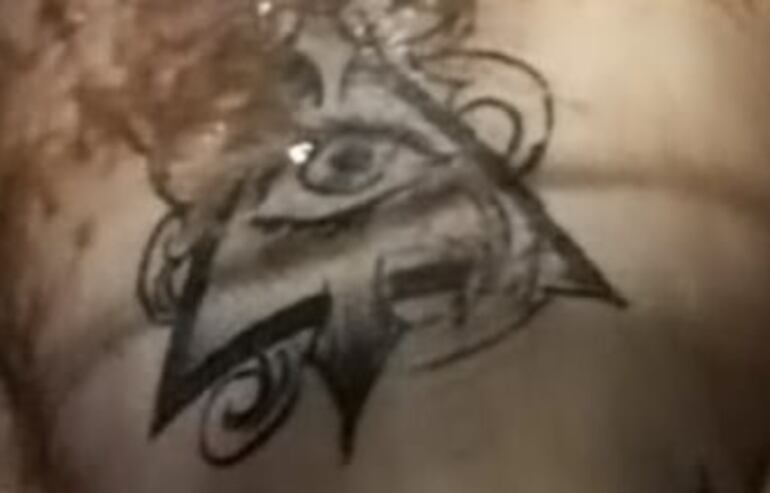 Primer plano del tatuaje hallado en el cuerpo encontrado en el río Paraná. Coincide con el tatuaje que tenía uno de los supuestos sicarios del militar Guillermo Moral.