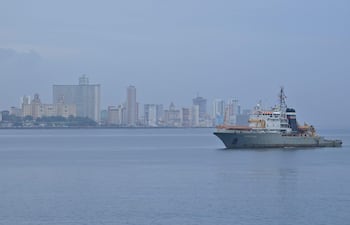 El remolcador y salvamento Nicolay Chiker, parte del destacamento naval ruso que visita Cuba, llega al puerto de La Habana el 12 de junio de 2024. El submarino ruso de propulsión nuclear Kazán, que no portará armas nucleares, y otros tres buques de guerra rusos que atracarán en la capital cubana del 12 al 17 de junio.