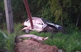 Camioneta quedó al costado del puente sobre Autopista