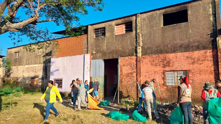 Limpieza de escuela Santa Rosa de Lima, que sufrió un incendio en Bañado Tacumbú.