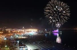 Fuegos artificiales en la zona de la Costanera de Encarnación.