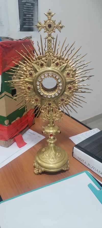 El objeto sagrado inmeditamente fue devuelto a la Iglesia por los jefes policiales que la recuperaron.