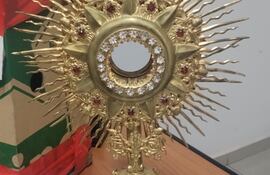 El objeto sagrado inmeditamente fue devuelto a la Iglesia por los jefes policiales que la recuperaron.