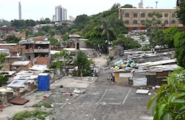 La antigua avenida Costanera quedó liberada de su ocupación irregular tras un incendio en el 2020, pero hasta ahora no se ha hecho nada para recuperarla.
