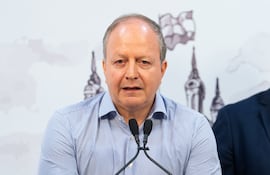 Ministro de Economía y Finanzas, Carlos Fernández Valdovinos, anunció en conferencia de prensa un plan de economía de guerra.