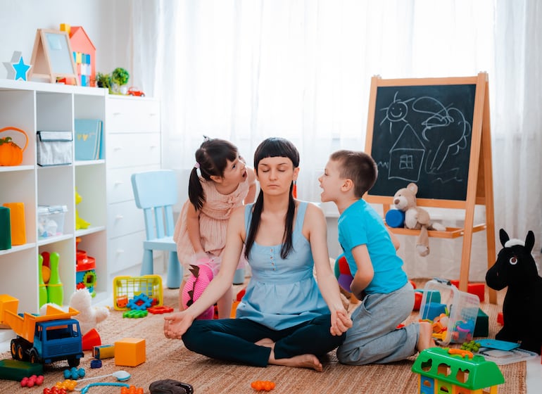 Madre intentando relajarse junto a sus hijos pequeños. Foto: Instituto IMEO.
