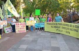Docentes se congregan en la Plaza Uruguaya en contra de la reforma de la caja fiscal.