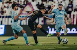 Kaku Romero remata de zurda ante la presencia de dos defensores rivales para marcar su gol.