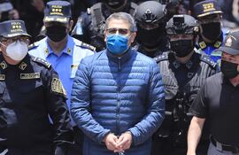 Policías custodian al expresidente hondureño Juan Orlando Hernández (c)