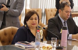 La senadora Esperanza Martínez (PPC) y Lider Amarilla (PLRA) asisten a una reunión de la Mesa Directiva en la Cámara de Senadores.