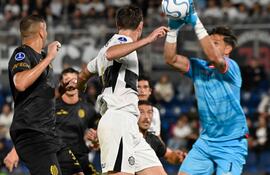 El paraguayo Juan Espínola, arquero de Barracas, sostiene el balón durante el partido frente a Olimpia por la fecha 2 del Grupo G de la Copa Sudamericana 2026 en el estadio Defensores del Chaco, en Asunción, Paraguay.
