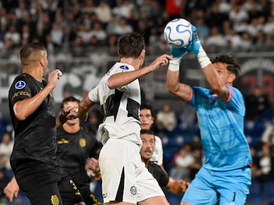 El paraguayo Juan Espínola, arquero de Barracas, sostiene el balón durante el partido frente a Olimpia por la fecha 2 del Grupo G de la Copa Sudamericana 2026 en el estadio Defensores del Chaco, en Asunción, Paraguay.