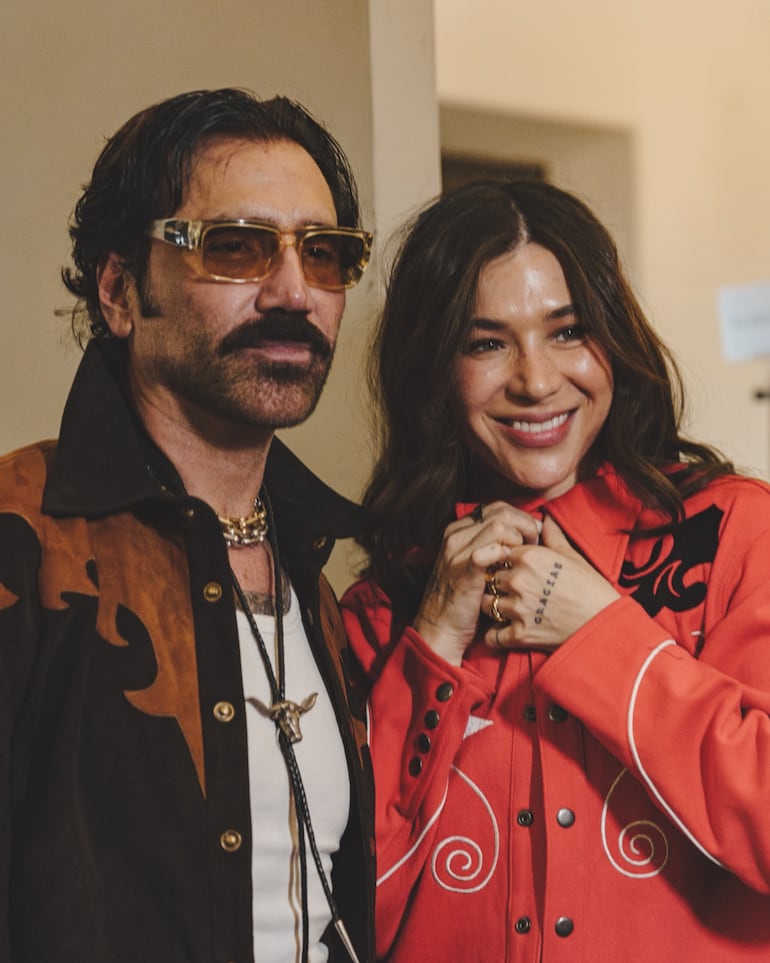 Alejandro Fernández y su novia Karla Laveaga en el Fashion Week México. (Instagram/Alejandro Fernández)