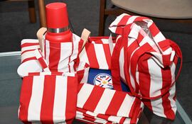 Mantas, bolsos y portamateros forman parte de la nueva colección Albirroja-Pilar que apuesta al sentimiento nacional.