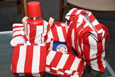 Mantas, bolsos y portamateros forman parte de la nueva colección Albirroja-Pilar que apuesta al sentimiento nacional.