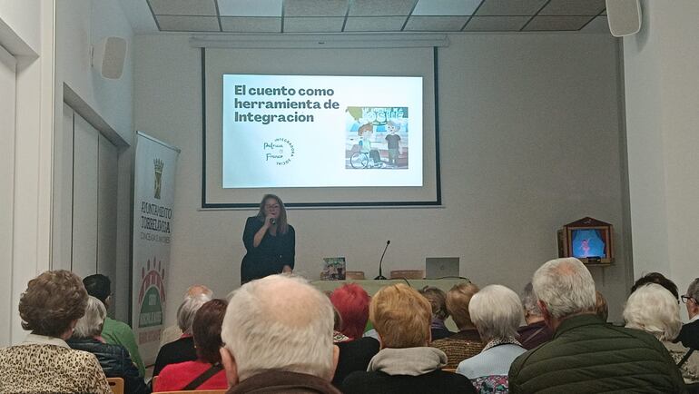 La escritora compatriota Patricia Franco dando una conferencia en España. (Gentileza)
