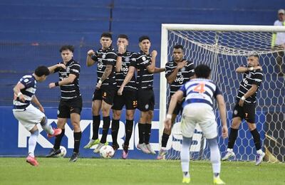 La barrera franjeada, compuesta por Sebastián Ferreira, Junior Barreto, Manuel Capasso, Luis Abreu, Lucas Morales e Iván Leguizamón, salta y el balón impulsado por Marcelo Acosta pasa por abajo para el 2-1 transitorio del Gallo norteño.