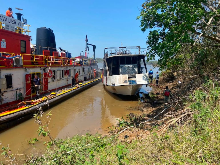 Personales de otra embarcacion ayuda a sofocar el fuego del barco incendiado