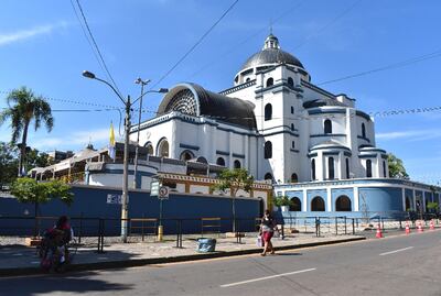 Vallas de metal fueron colocadas en la plazoleta de la Basílica de la Virgen de Caacupé.