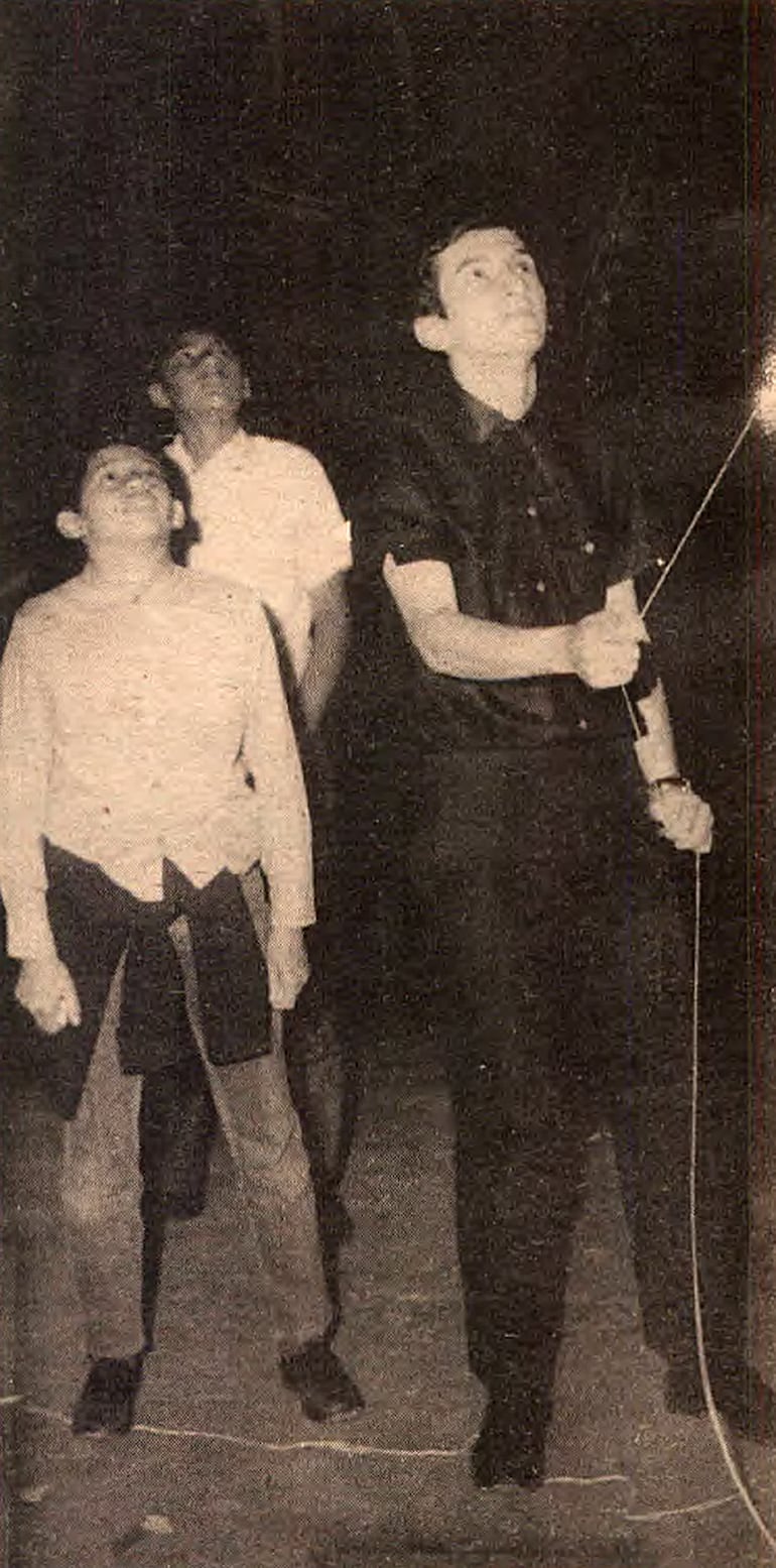 Jóvenes haciendo volar una pandorga frente al Parque Carlos A. López en 1968. Causaron revuelo al ponerle pilas en plena sicosis de OVNIS.