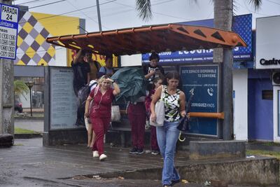 Pasajeros soportan largas esperas por los colectivos debido a reguladas. En los días de lluvia la situación empeora.