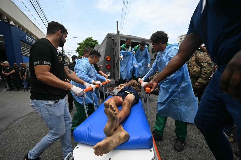 La policía traslada un cuerpo a un hospital tras la Operación Contención en la favela Vila Cruzeiro, en el complejo Penha, Río de Janeiro, Brasil, el 28 de octubre de 2025. 
