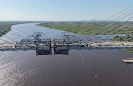 Puente de la Bioceánica en construcción con estructura de acero azul y entorno natural, sin personas visibles.