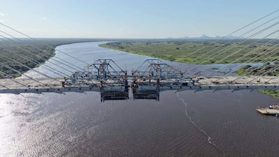 Puente de la Bioceánica en construcción con estructura de acero azul y entorno natural, sin personas visibles.