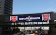 Un cartel en Tel Aviv muestra imágenes del primer ministro israelí Benjamin Netanyahu (a la derecha) y el líder opositor Gadi Eisenkot.
