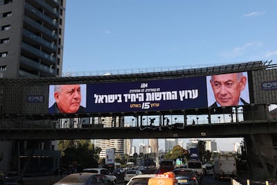 Un cartel en Tel Aviv muestra imágenes del primer ministro israelí Benjamin Netanyahu (a la derecha) y el líder opositor Gadi Eisenkot.