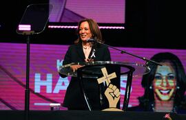 La candidata presidencial demócrata, la vicepresidenta de los Estados Unidos, Kamala Harris, habla en un servicio religioso en la Iglesia Bautista Misionera New Birth el 20 de octubre de 2024 en Stonecrest, Georgia. La vicepresidenta de Estados Unidos y candidata demócrata a la Casa Blanca cumple este domingo 60 años de edad haciendo campaña con el cantante Stevie Wonder en el estado decisivo de Georgia, a poco más de dos semanas para las elecciones presidenciales.